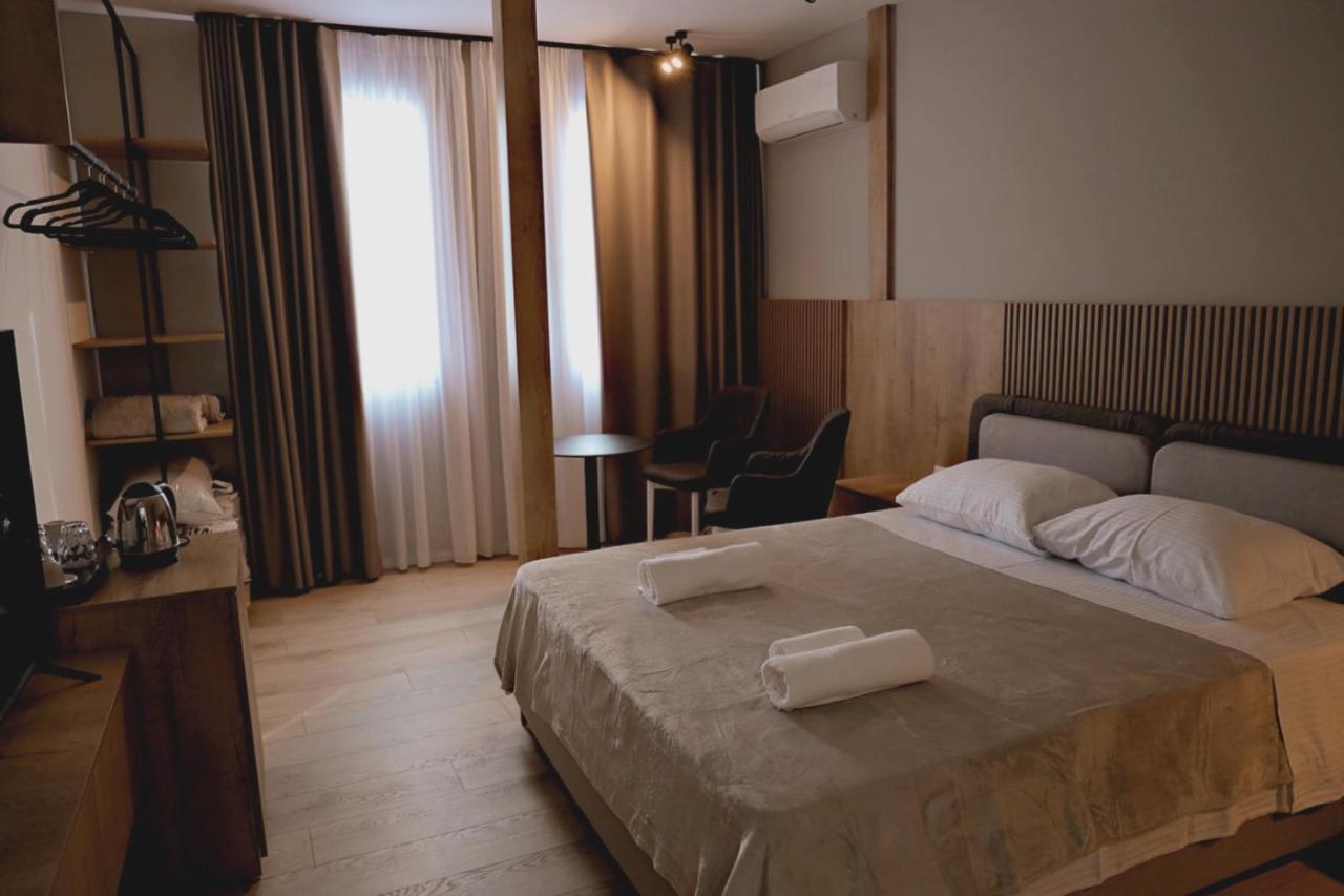 Sol Hotel Shkodër エクステリア 写真