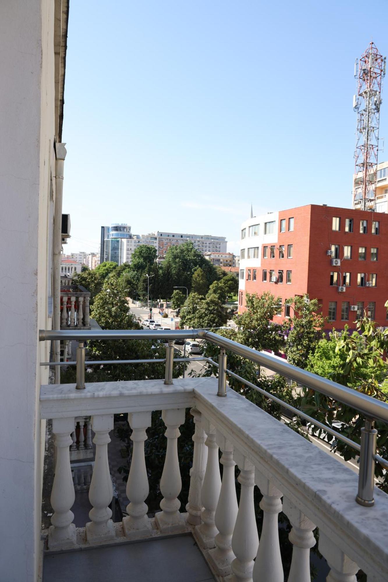 Sol Hotel Shkodër エクステリア 写真